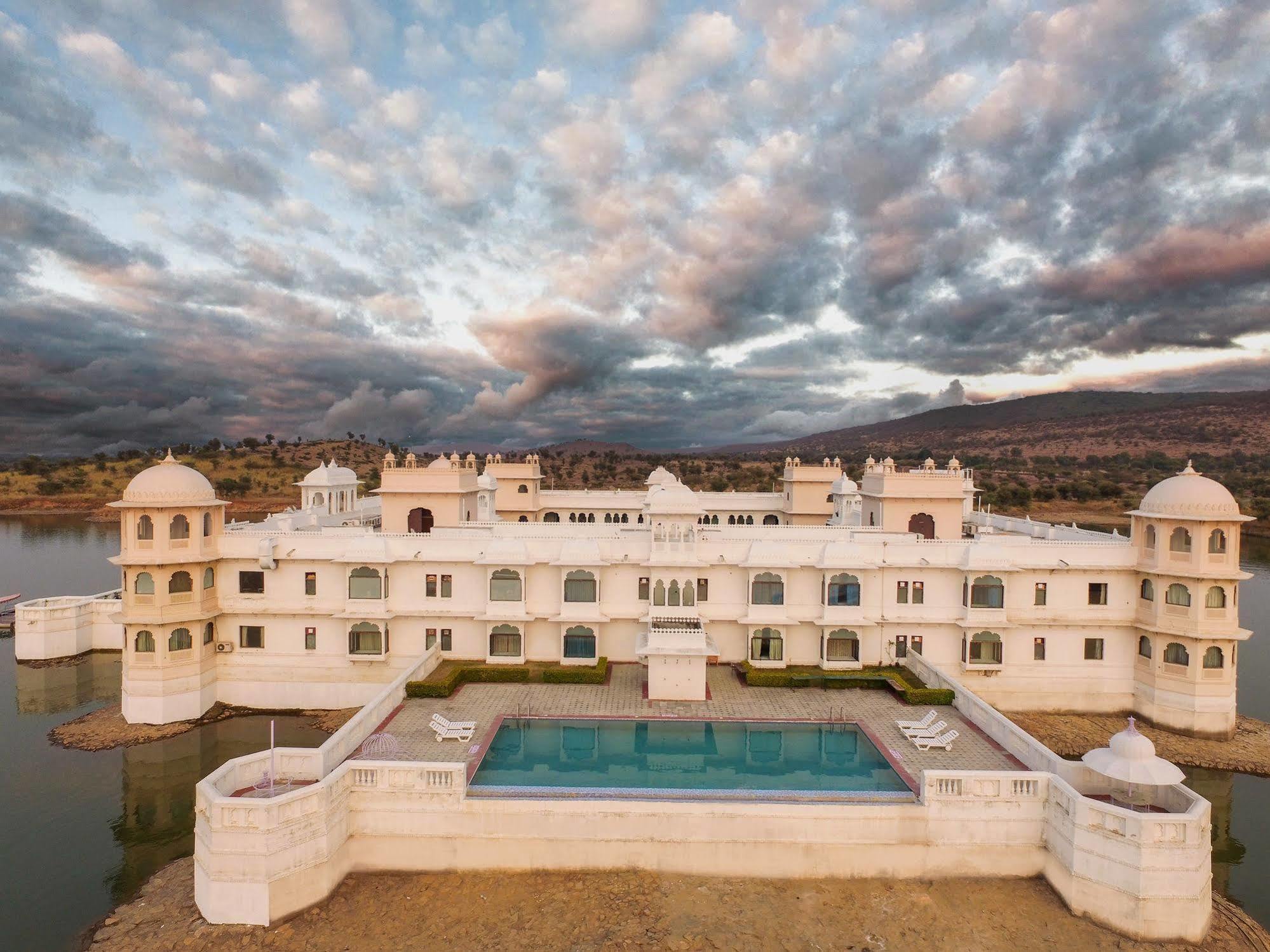 Juesta Lake Nahargarh Palace, Chittorgarh Pārsoli Exterior foto